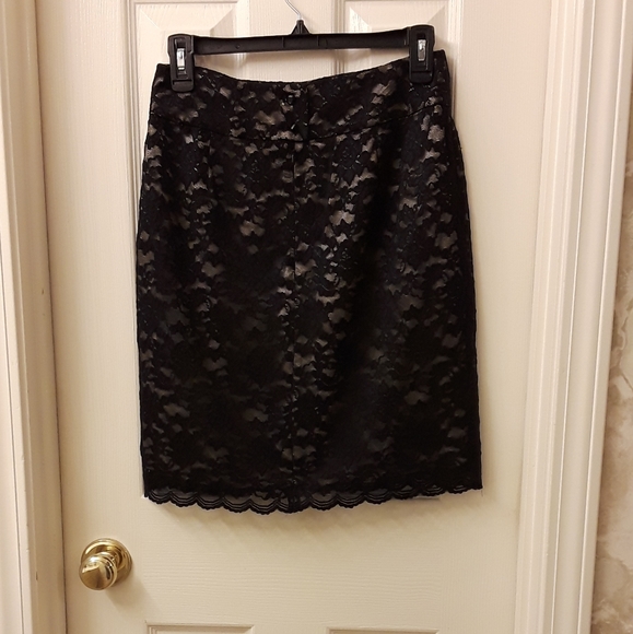 🖤NWT Banana Republic Black Lace Skirt, Size 2P - Picture 2 of 7